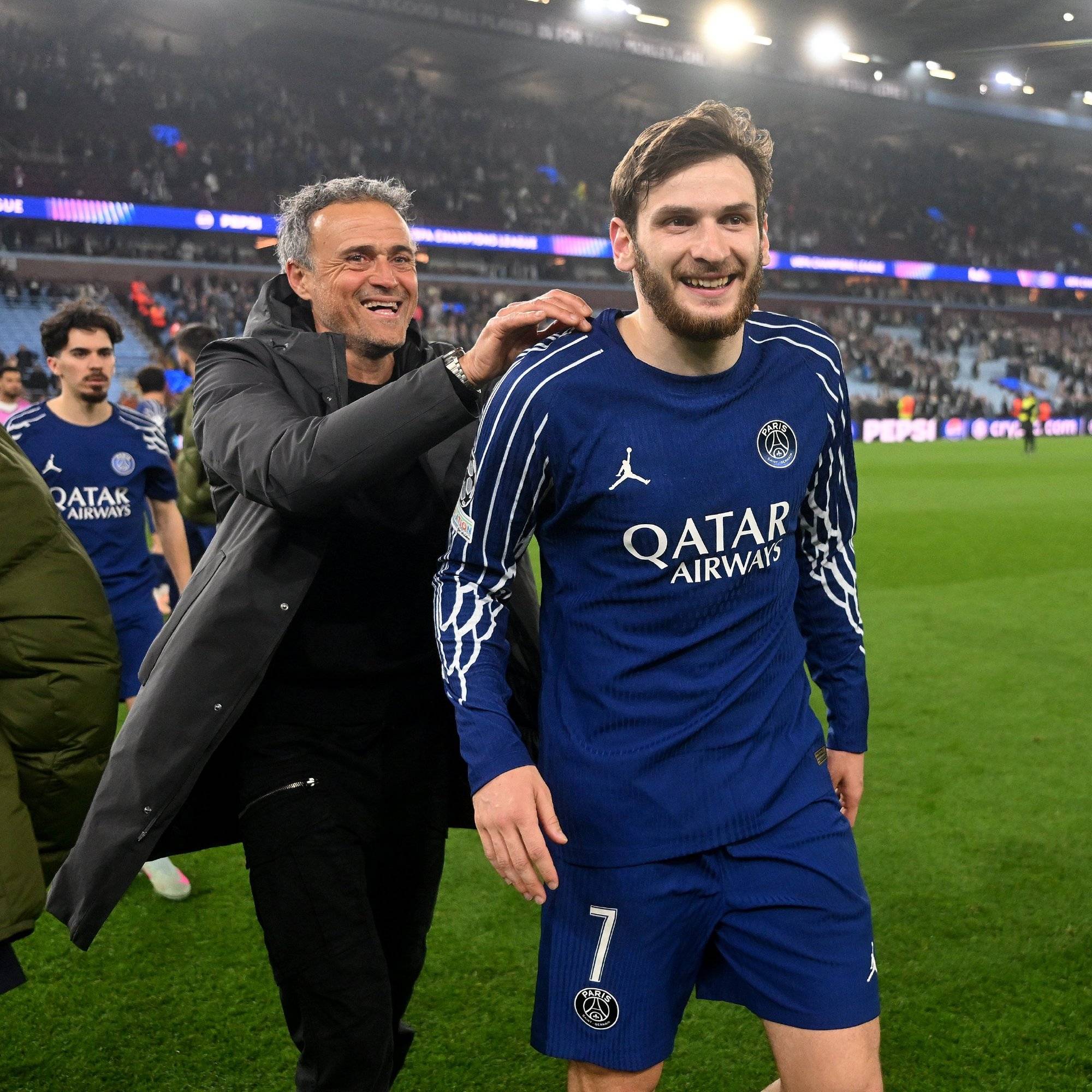 包含赛前体能课后;法兰克福状态回暖备战法国杯;底气十足;资深球员宣示担当的词条 包含赛前体能课后;法兰克福状态回暖备战法国杯;底气十足;资深球员宣示担当的词条