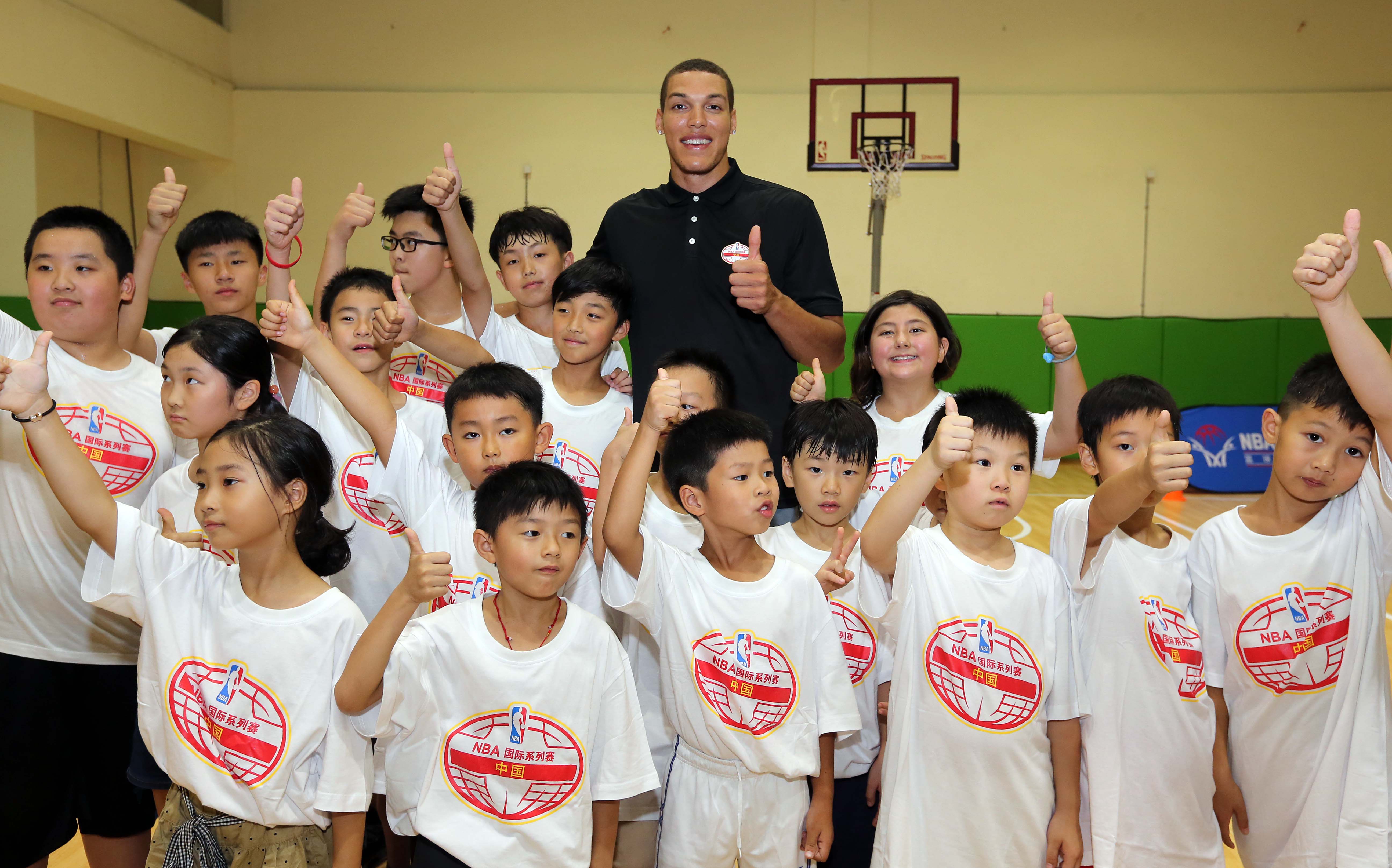 阿斯顿维拉训练开放日；冲刺阶段更衣室发声引欢呼；NBA季后赛在即；年轻球员得到机会的简单介绍